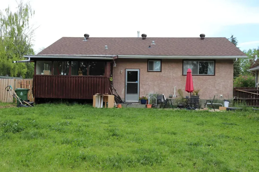 5707 9 Avenue Edson AB T7E 1J4