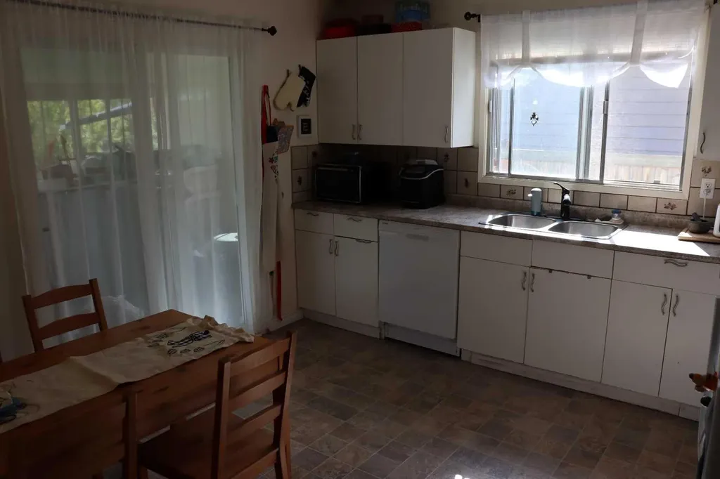 5707 9 Avenue Edson AB T7E 1J4