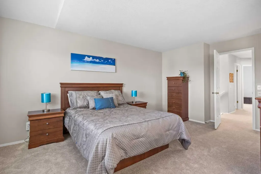 142 Sierra Nevada Green SW Calgary AB T3H3R2