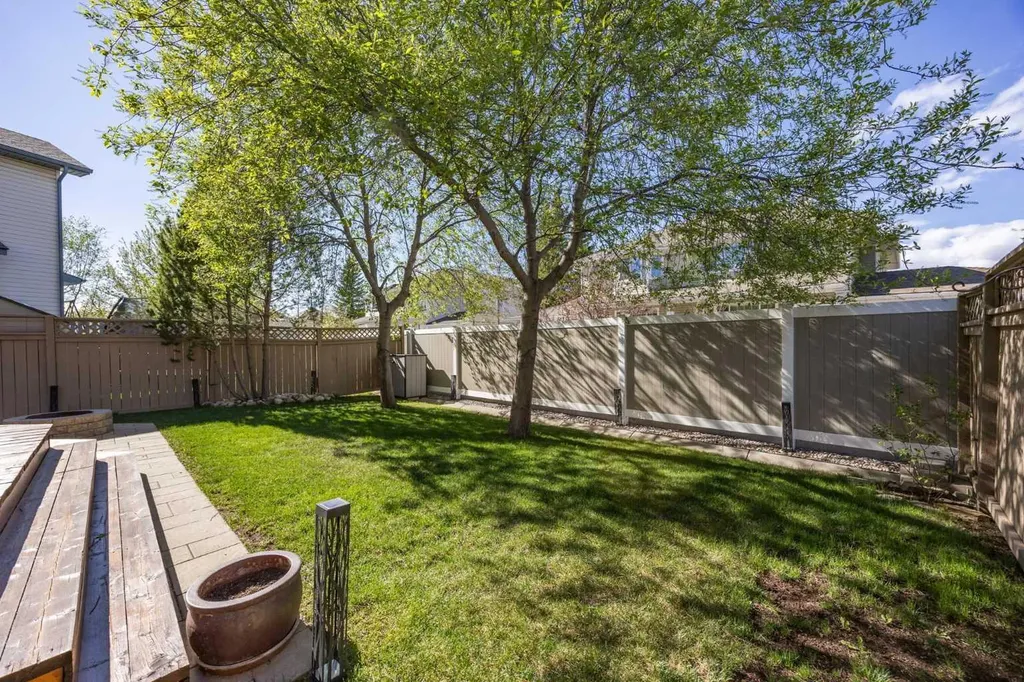 142 Sierra Nevada Green SW Calgary AB T3H3R2
