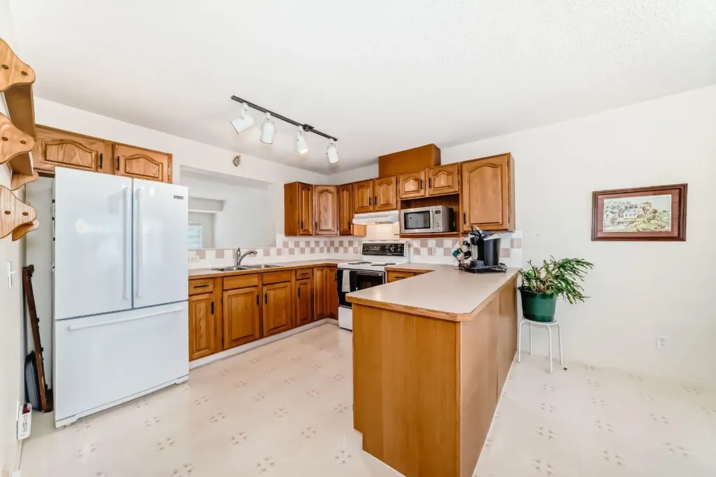 70 Kingsland Villas SW Calgary AB T2V 5J9
