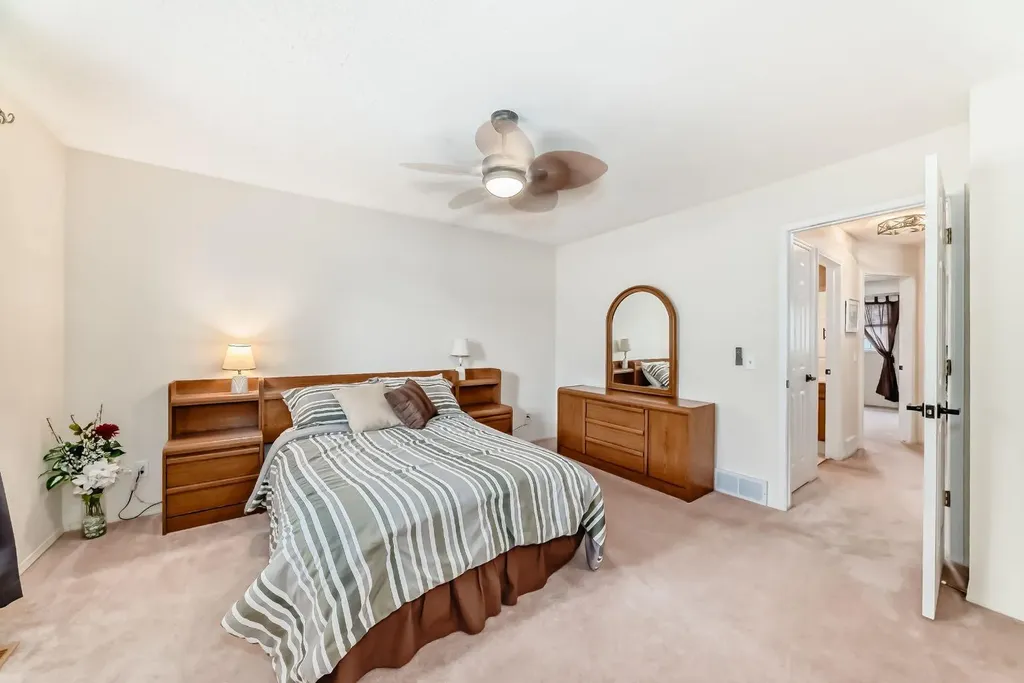 70 Kingsland Villas SW Calgary AB T2V 5J9