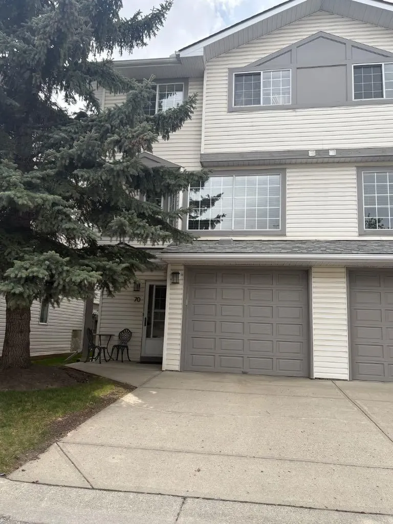 70 Kingsland Villas SW Calgary AB T2V 5J9