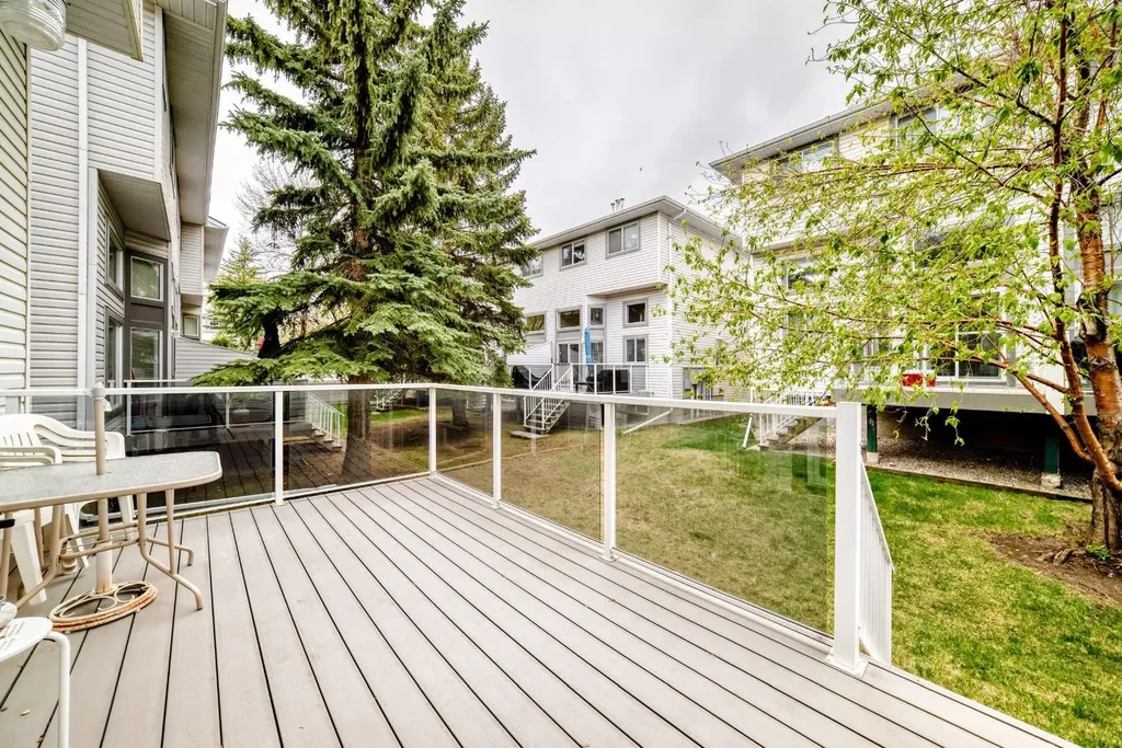 70 Kingsland Villas SW Calgary AB T2V 5J9