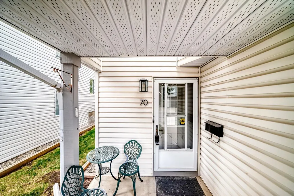 70 Kingsland Villas SW Calgary AB T2V 5J9