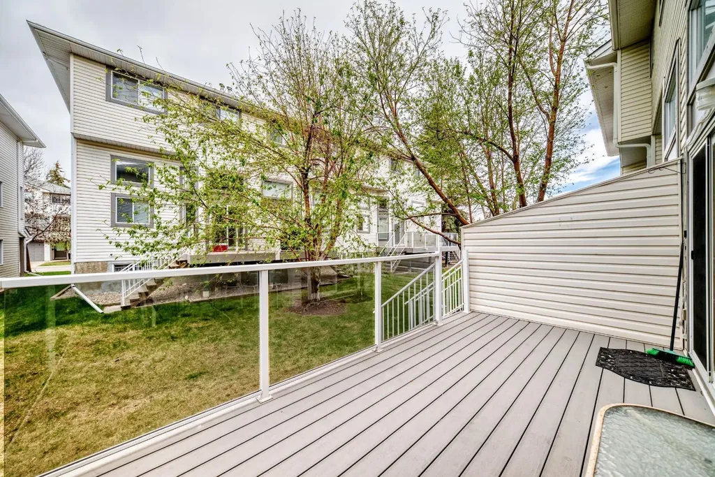 70 Kingsland Villas SW Calgary AB T2V 5J9