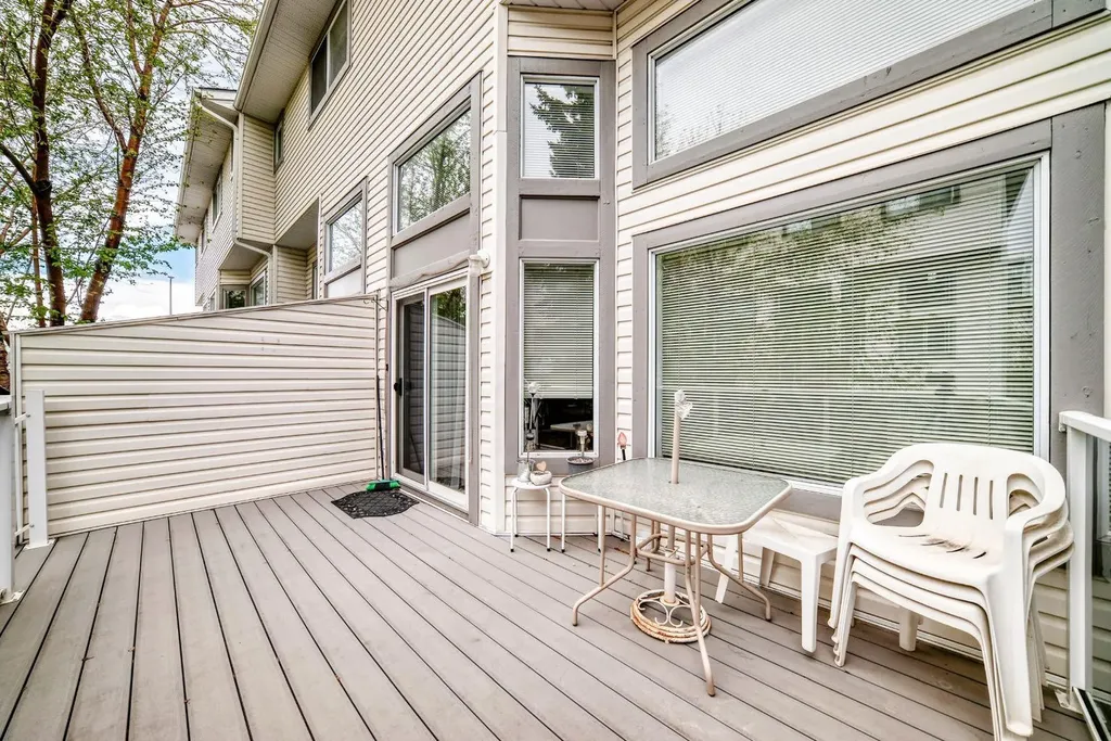 70 Kingsland Villas SW Calgary AB T2V 5J9