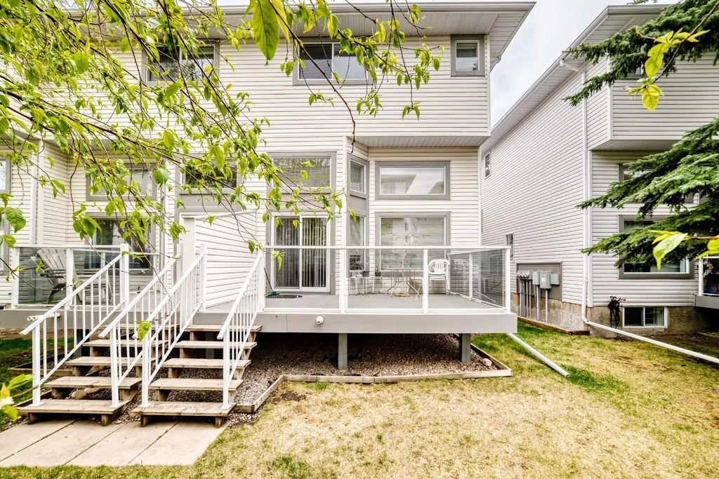 70 Kingsland Villas SW Calgary AB T2V 5J9