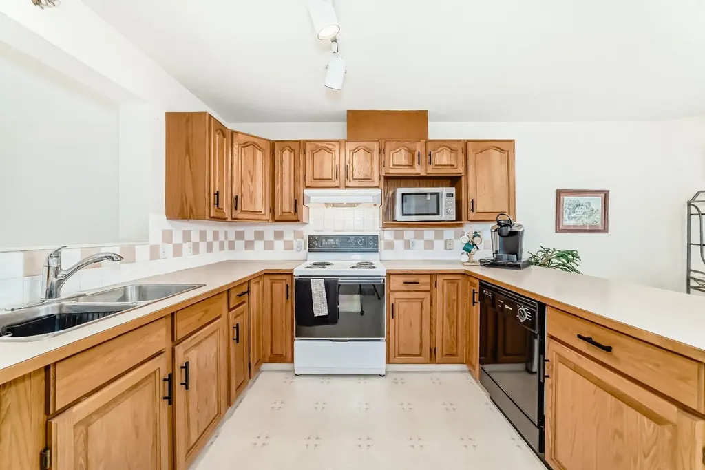 70 Kingsland Villas SW Calgary AB T2V 5J9