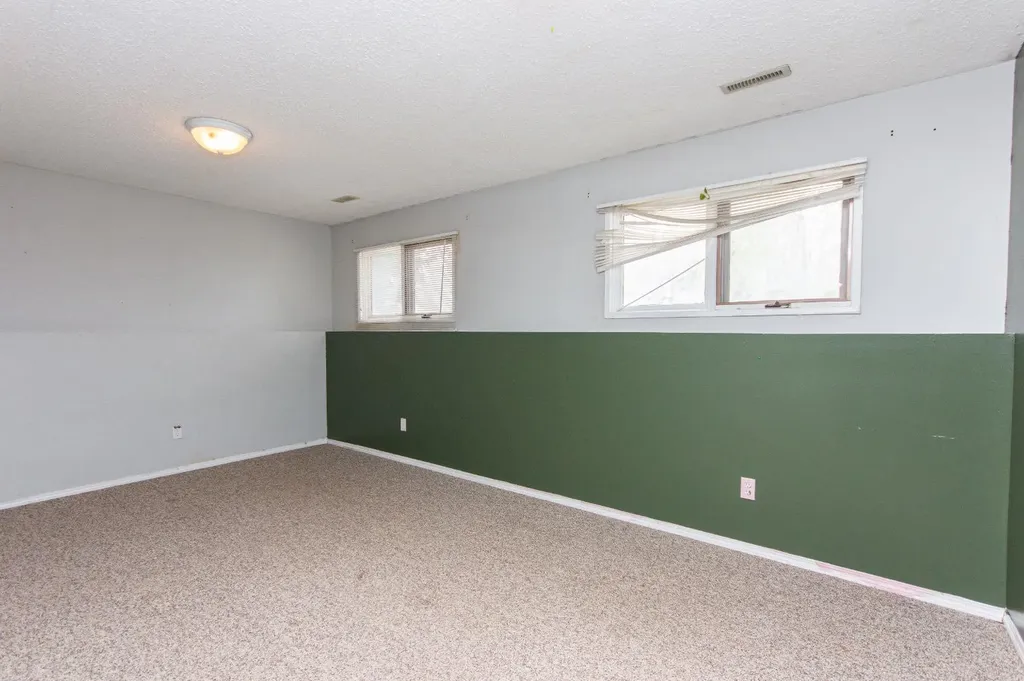 35 Oyen Crescent Red Deer AB T4P 1T3