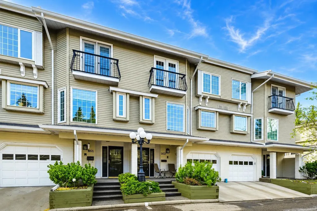 3437 42 Street NW Calgary AB T3A 2M7