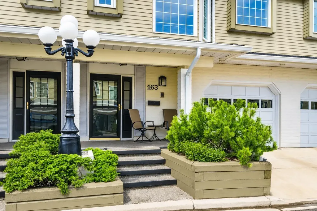 3437 42 Street NW Calgary AB T3A 2M7