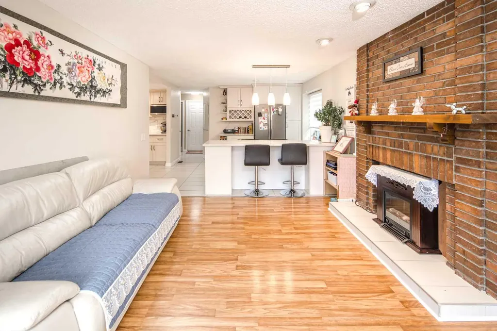 180 Woodglen Way SW Calgary AB T2W 4T3