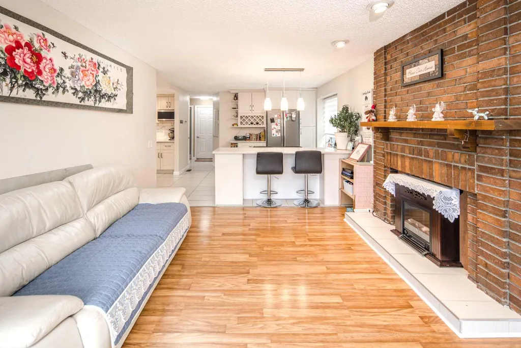 180 Woodglen Way SW Calgary AB T2W 4T3