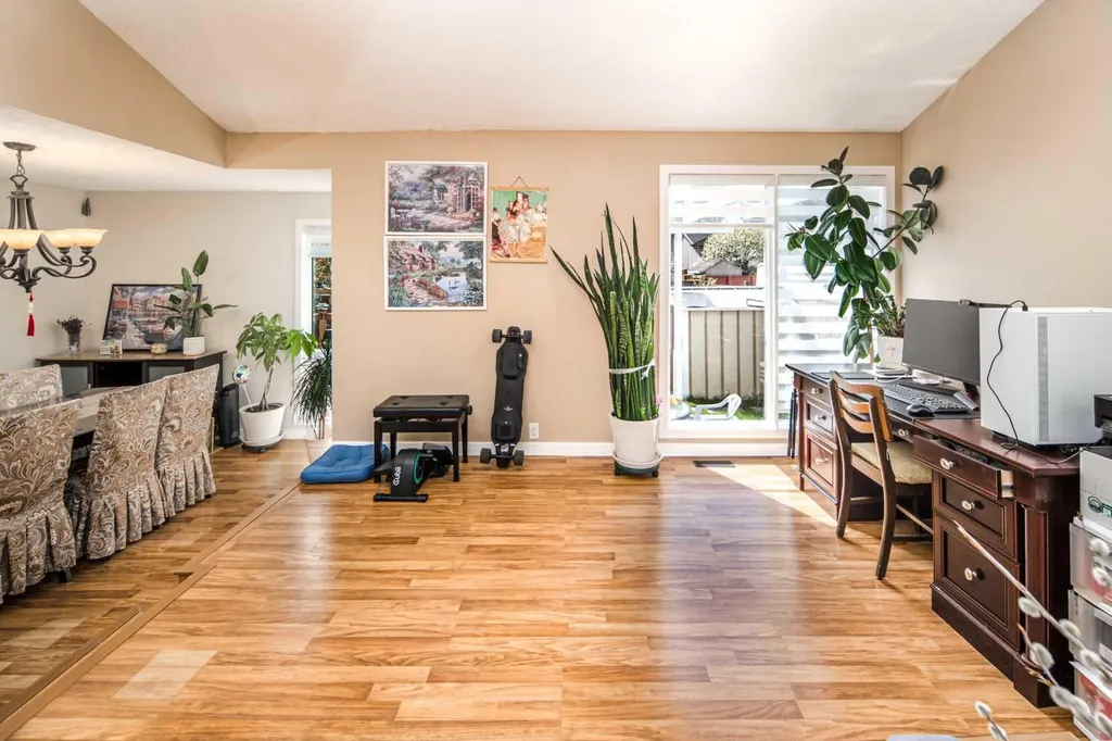 180 Woodglen Way SW Calgary AB T2W 4T3