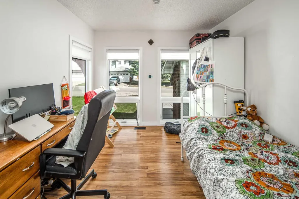 180 Woodglen Way SW Calgary AB T2W 4T3