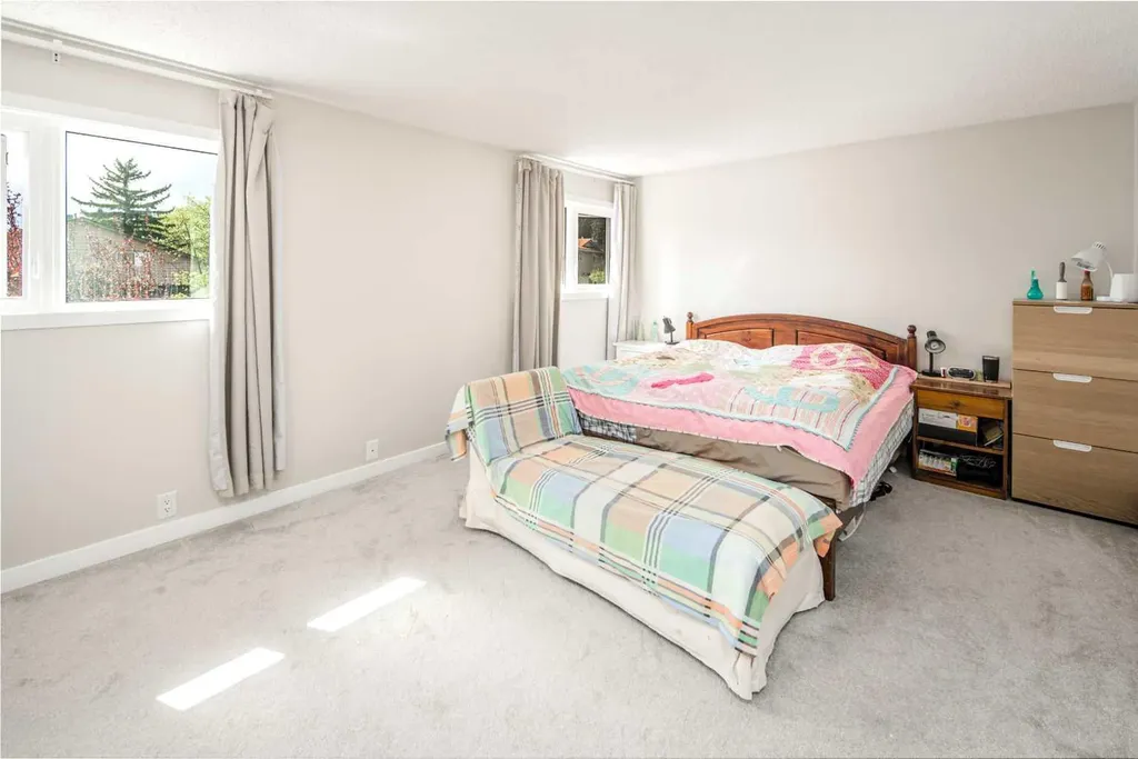 180 Woodglen Way SW Calgary AB T2W 4T3