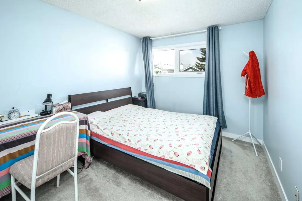 180 Woodglen Way SW Calgary AB T2W 4T3
