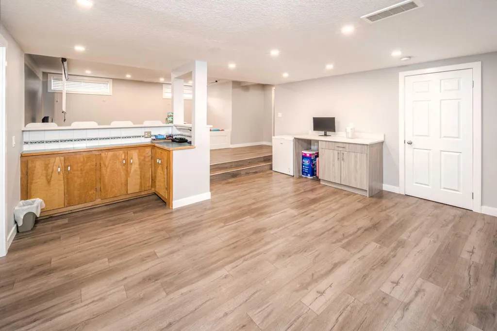 180 Woodglen Way SW Calgary AB T2W 4T3