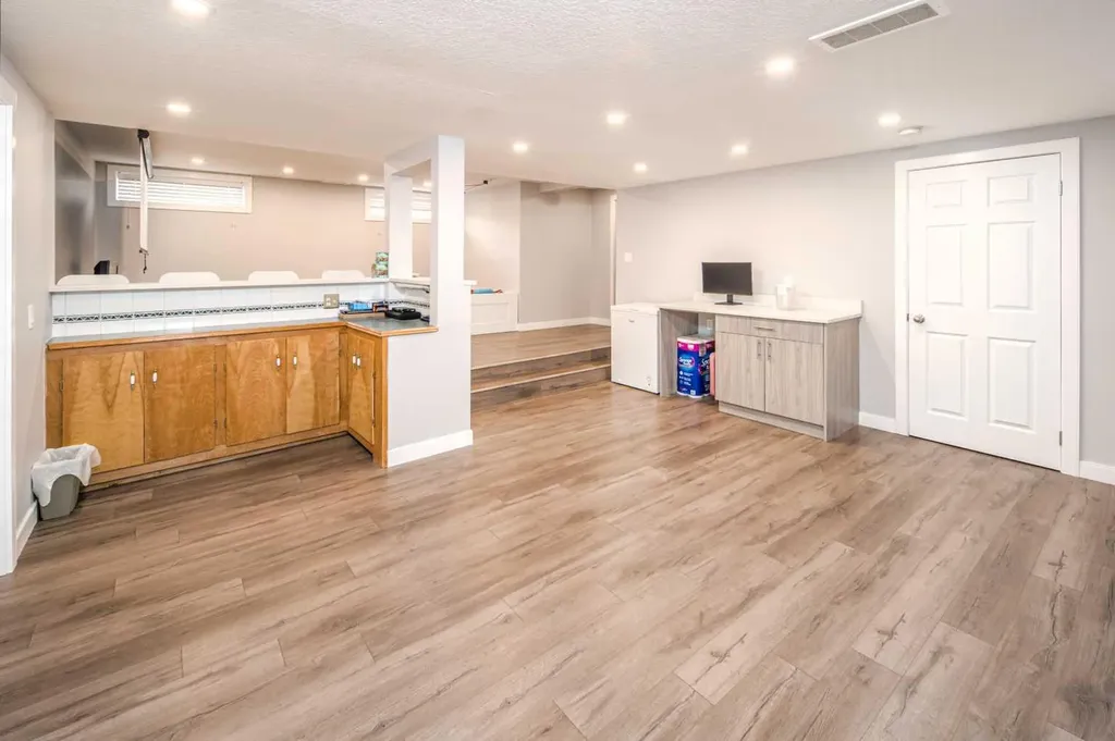 180 Woodglen Way SW Calgary AB T2W 4T3