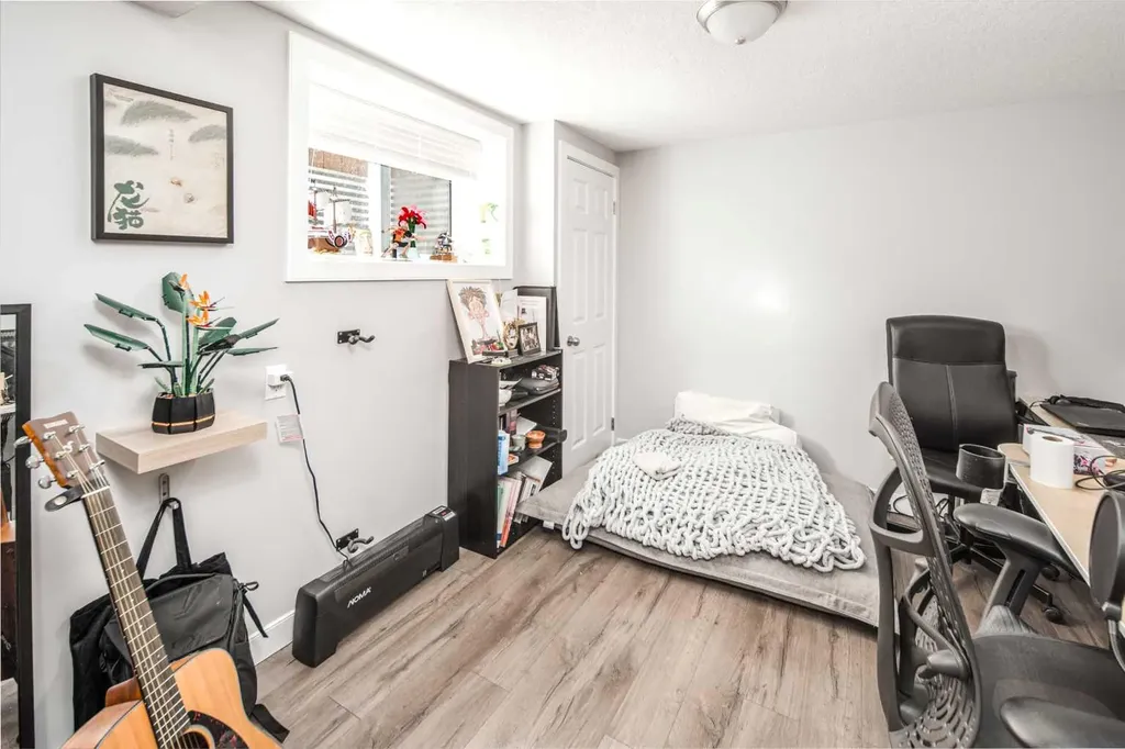 180 Woodglen Way SW Calgary AB T2W 4T3