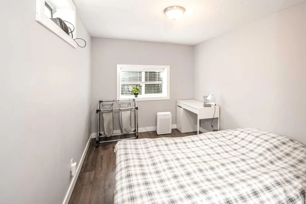 180 Woodglen Way SW Calgary AB T2W 4T3