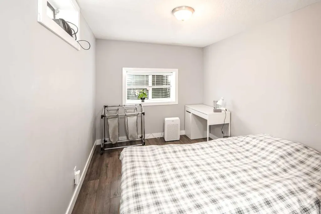 180 Woodglen Way SW Calgary AB T2W 4T3