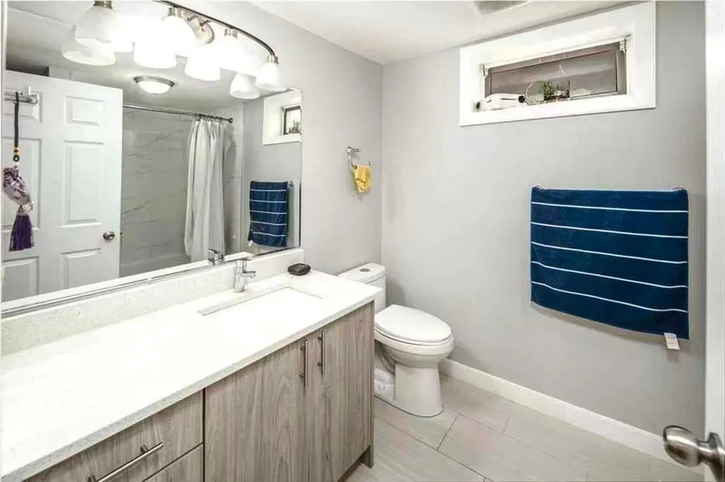 180 Woodglen Way SW Calgary AB T2W 4T3
