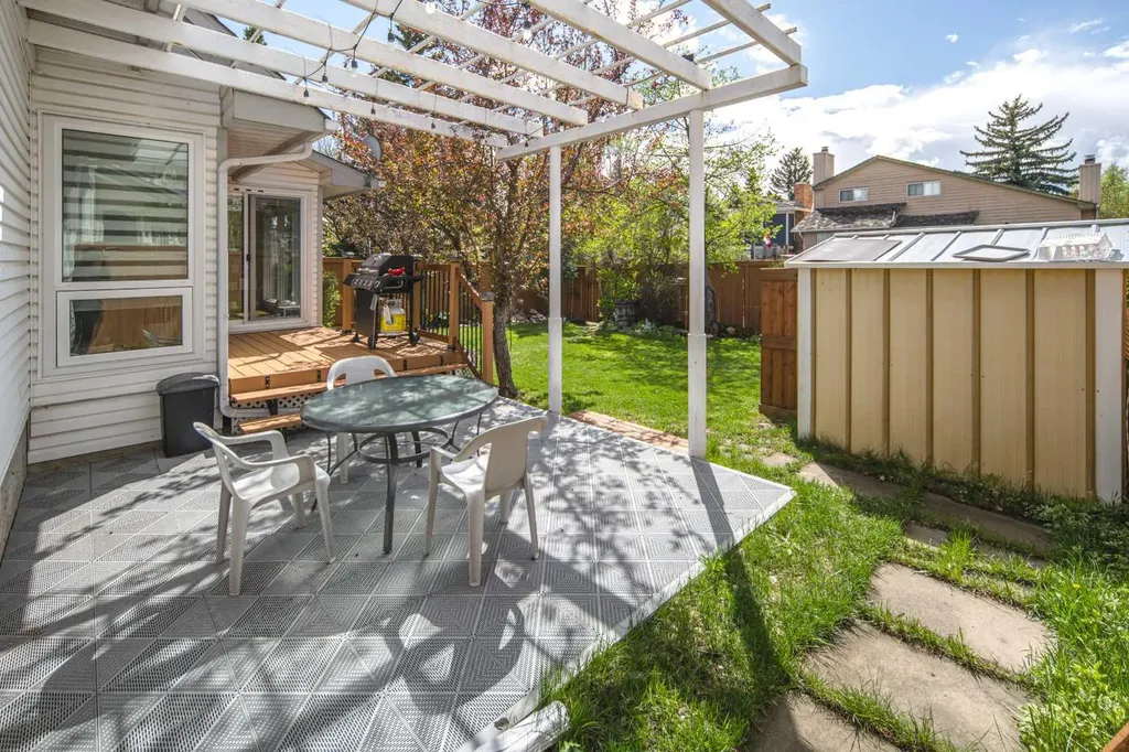 180 Woodglen Way SW Calgary AB T2W 4T3