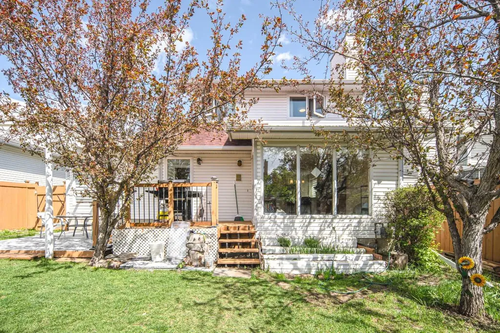 180 Woodglen Way SW Calgary AB T2W 4T3