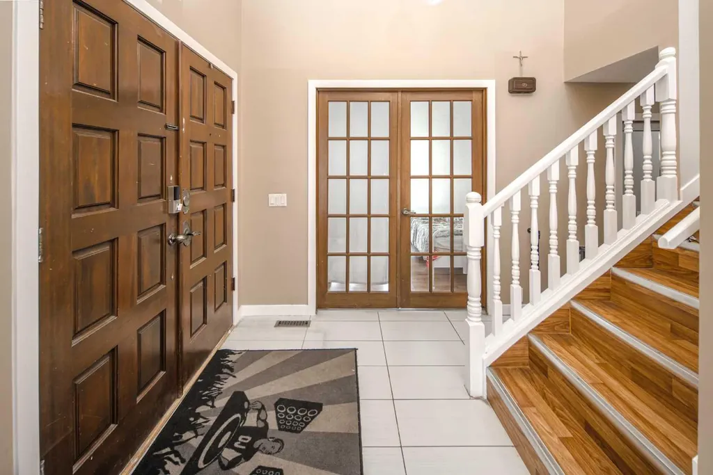 180 Woodglen Way SW Calgary AB T2W 4T3