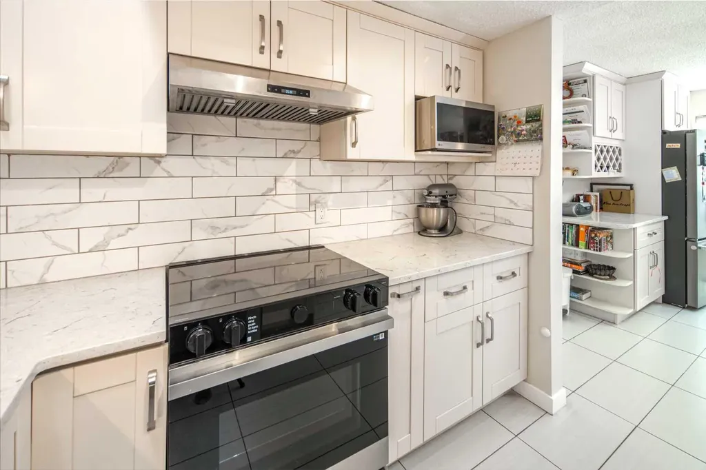180 Woodglen Way SW Calgary AB T2W 4T3