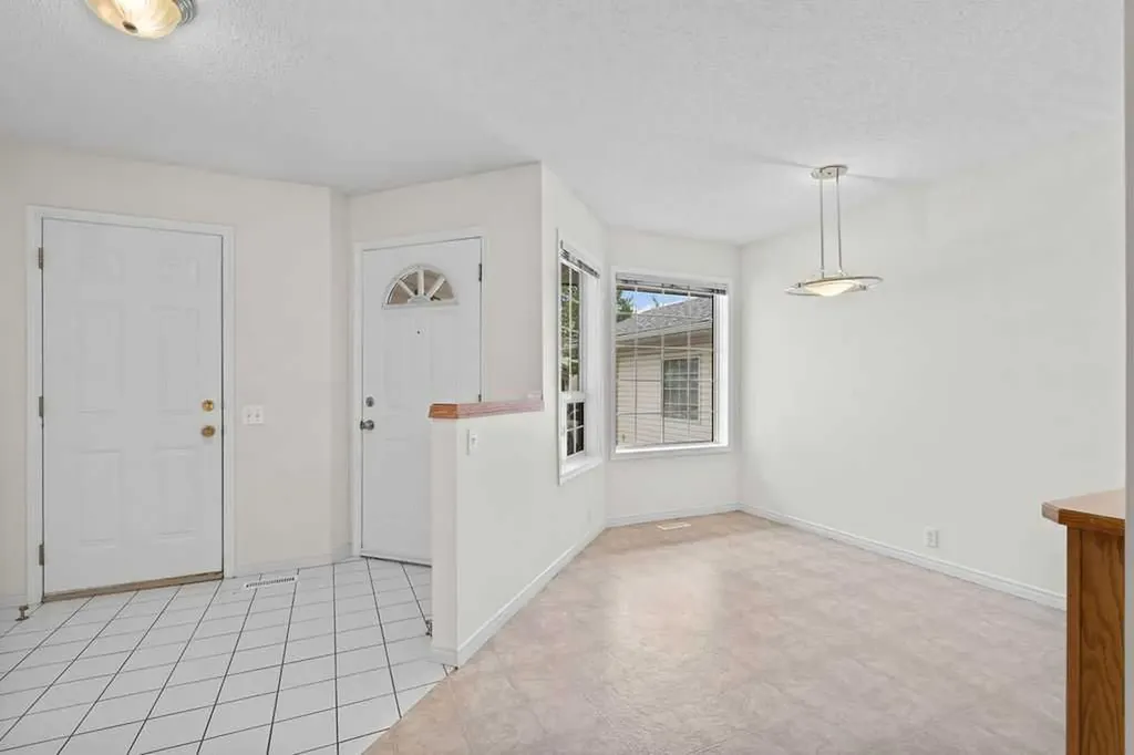31 Silvergrove Close NW Calgary AB T3B 5R4
