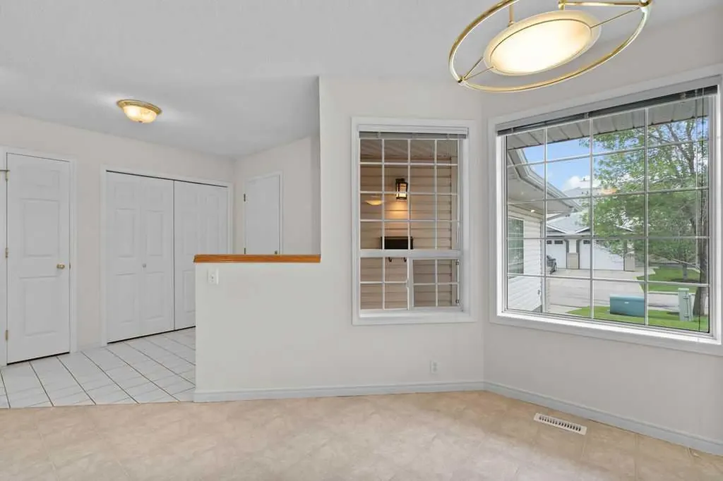 31 Silvergrove Close NW Calgary AB T3B 5R4