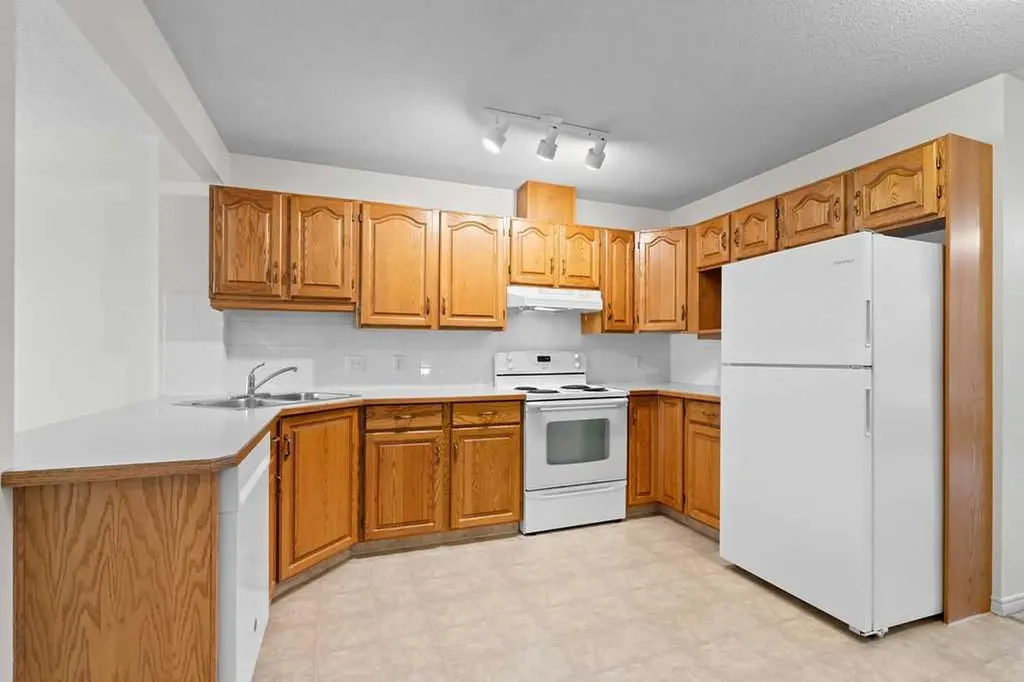 31 Silvergrove Close NW Calgary AB T3B 5R4