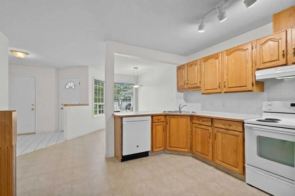 31 Silvergrove Close NW Calgary AB T3B 5R4