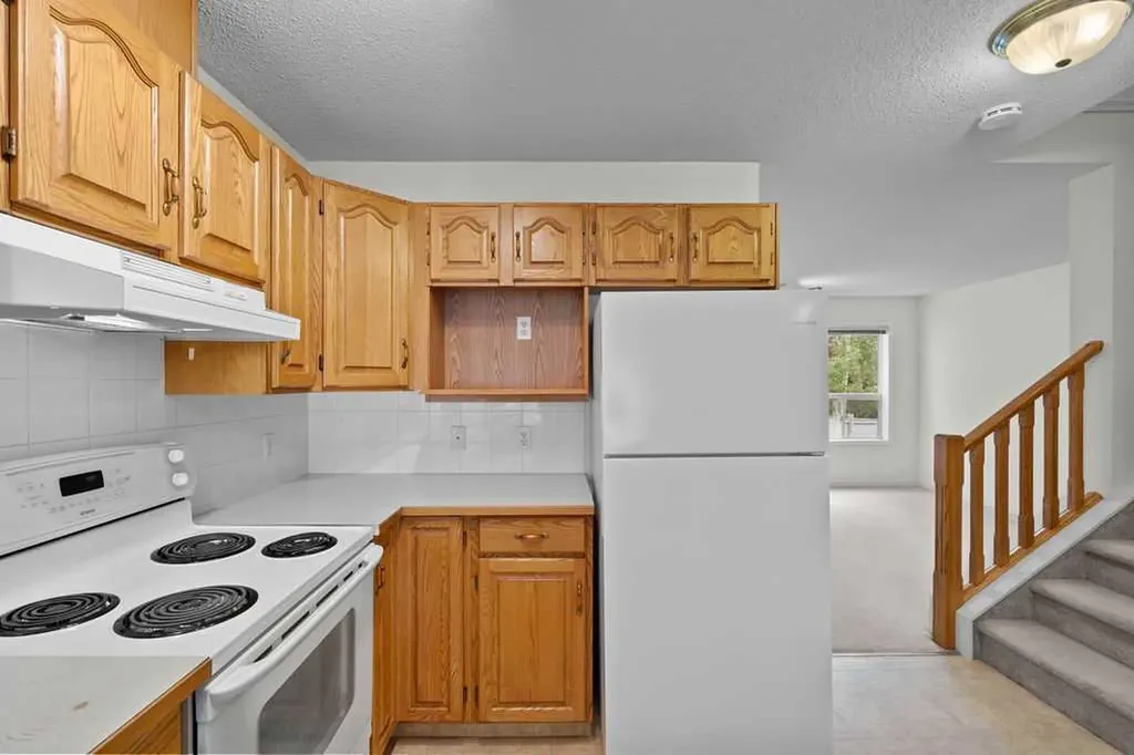 31 Silvergrove Close NW Calgary AB T3B 5R4