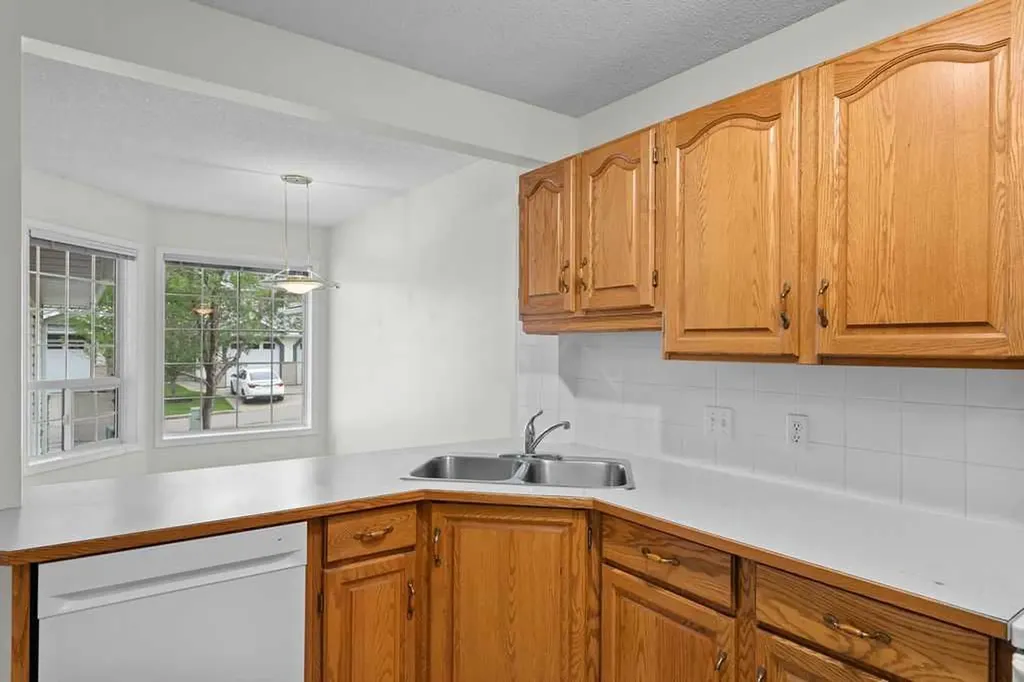 31 Silvergrove Close NW Calgary AB T3B 5R4