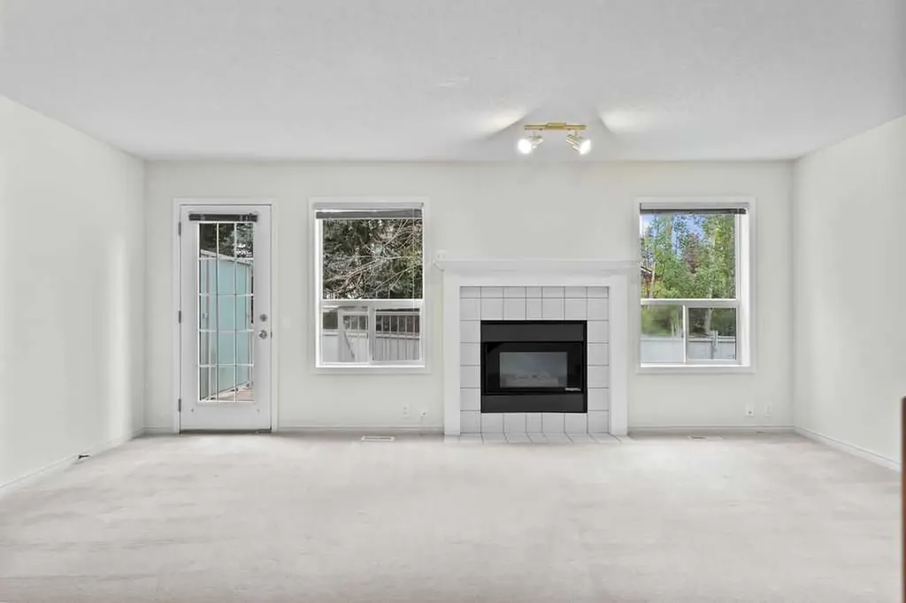31 Silvergrove Close NW Calgary AB T3B 5R4