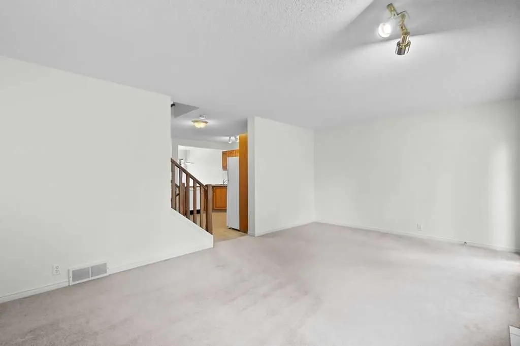 31 Silvergrove Close NW Calgary AB T3B 5R4