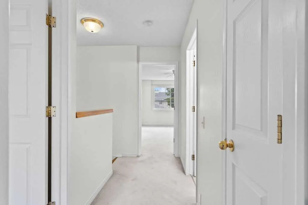 31 Silvergrove Close NW Calgary AB T3B 5R4