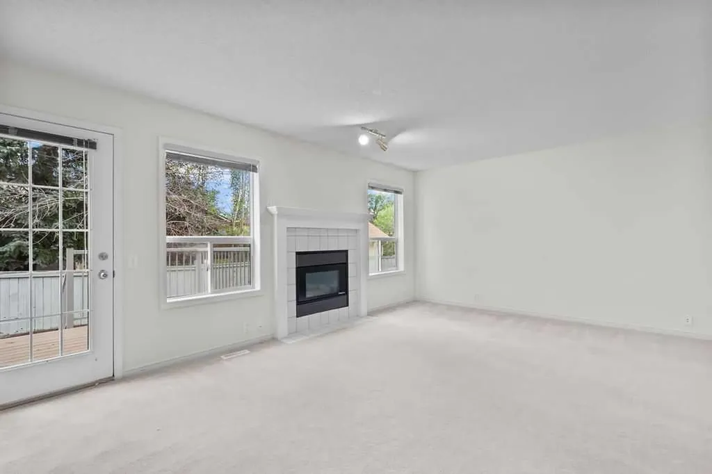 31 Silvergrove Close NW Calgary AB T3B 5R4