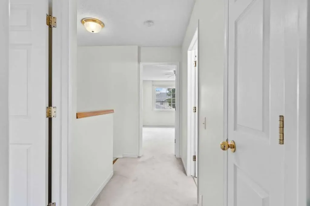 31 Silvergrove Close NW Calgary AB T3B 5R4