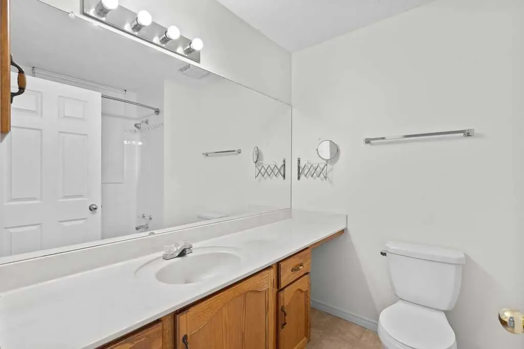 31 Silvergrove Close NW Calgary AB T3B 5R4