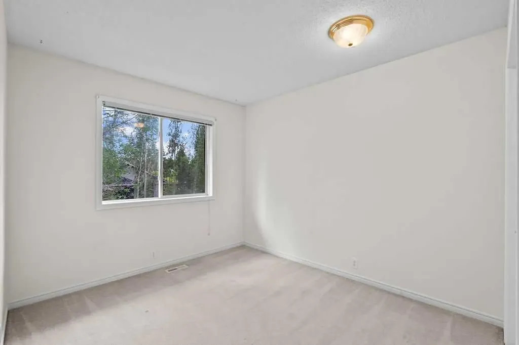 31 Silvergrove Close NW Calgary AB T3B 5R4