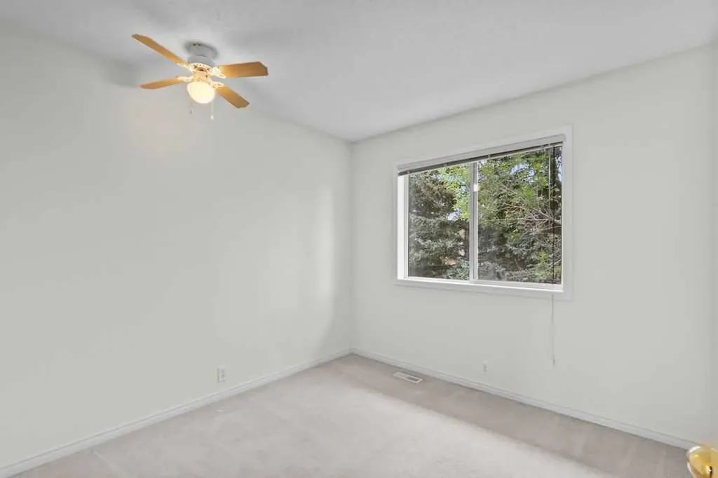 31 Silvergrove Close NW Calgary AB T3B 5R4