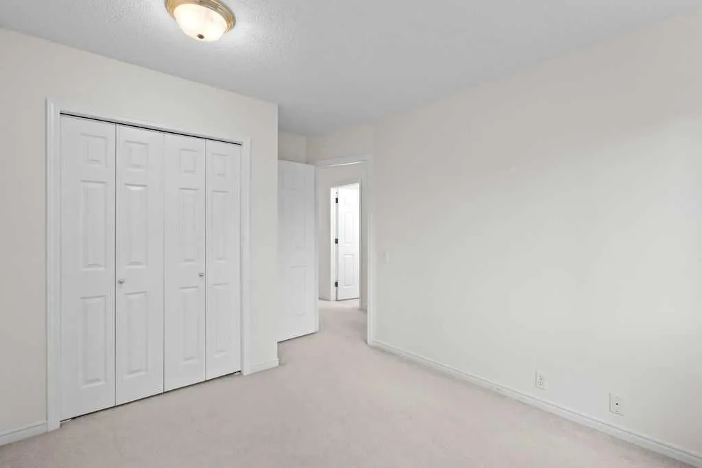 31 Silvergrove Close NW Calgary AB T3B 5R4