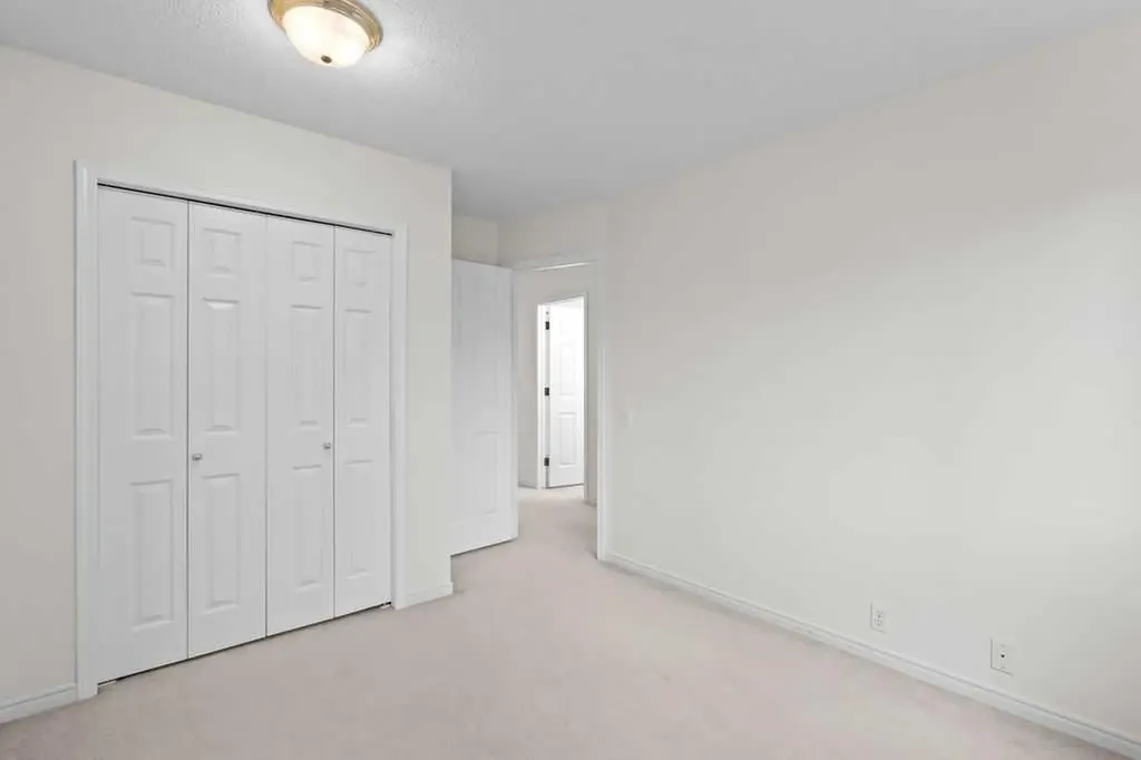 31 Silvergrove Close NW Calgary AB T3B 5R4