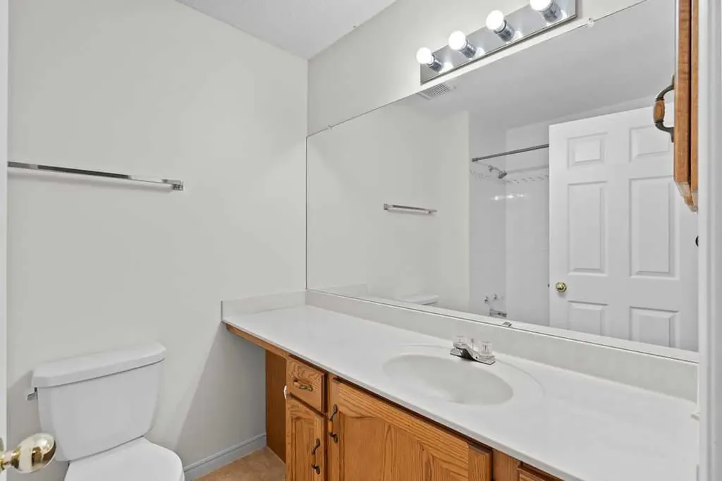 31 Silvergrove Close NW Calgary AB T3B 5R4