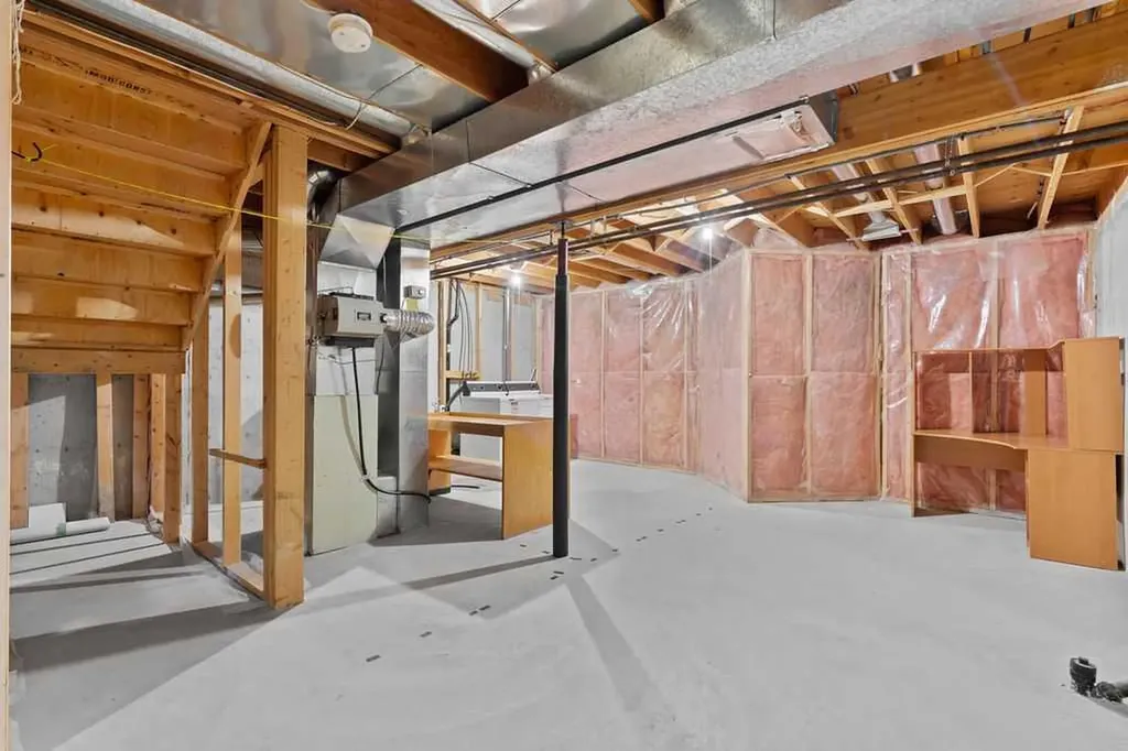 31 Silvergrove Close NW Calgary AB T3B 5R4